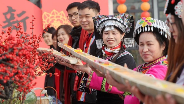 People across China enjoy traditional customs before Spring Festival