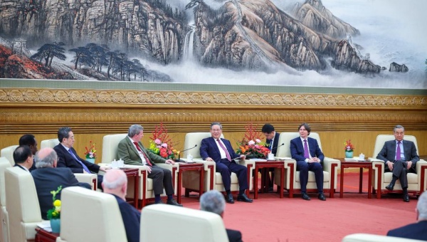 Chinese premier holds symposium with foreign experts in China