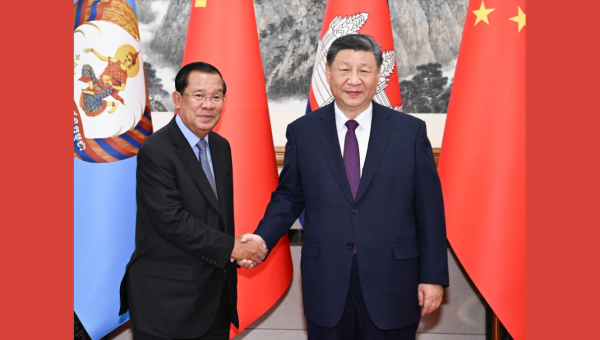 Xi holds talks with Cambodia's senate president Hun Sen