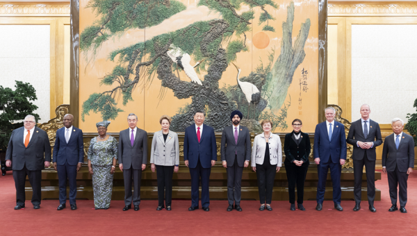 Xi meets heads of major international economic organizations