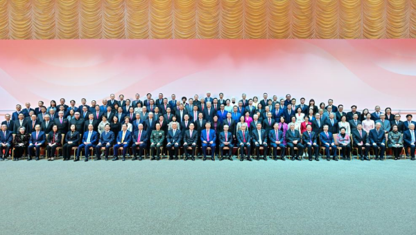 Xi meets representatives from all walks of life in Macao