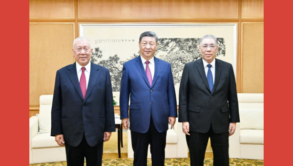 President Xi meets former chief executives of Macao SAR