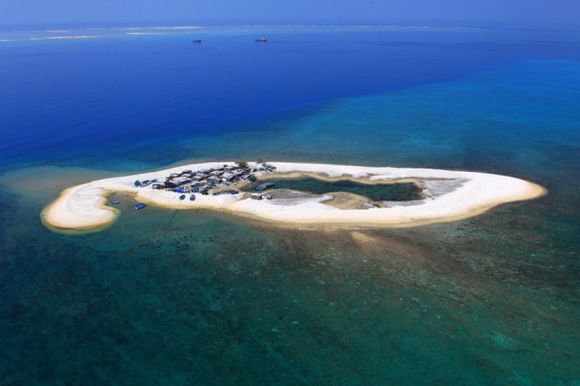 西沙群岛珊瑚礁盘上的沙洲.jpg