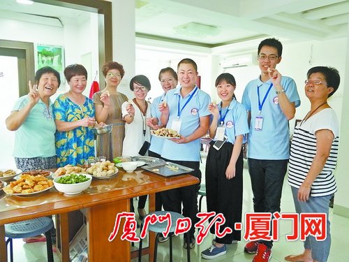 台湾营员在厦门参加结对入户活动，义工家庭为刚满18周岁的台湾营员过了个难忘的生日。.jpg