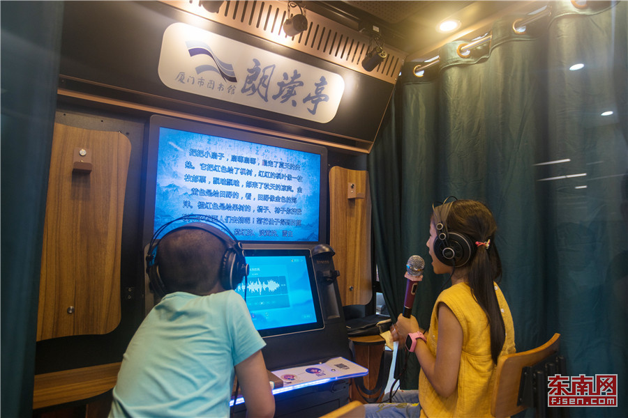 7一楼的“朗读亭”里，孩子们可将自己朗诵的诗词文章录成音频保存纪念。.jpg