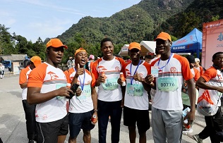 Huangshan intl mountain-climbing competition kicks off