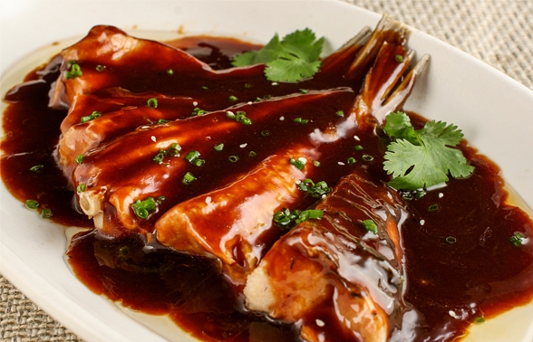 Braised tails of fish in brown sauce