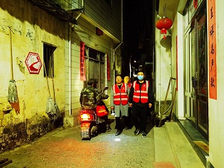 Volunteers, police go on night patrol to safeguard people