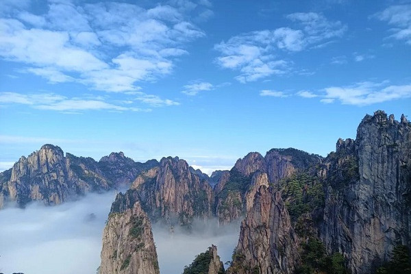 Time to see glorious clouds over Huangshan Mountain