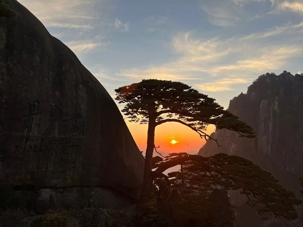 Huangshan Mountain bathes in magical sunrises, sunsets