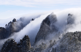 Restless, ever-changing sea of clouds in Huangshan