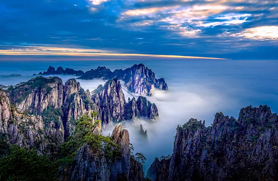 Dreamy cloudscapes engulf Huangshan Mountain