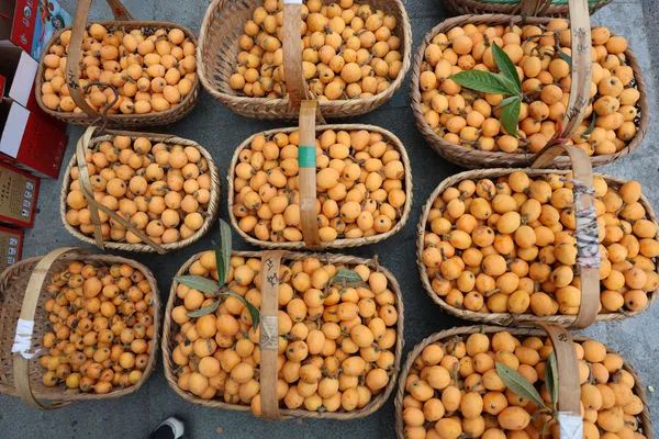 Santan loquats hit the markets in Huangshan