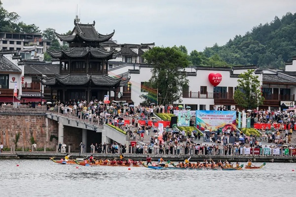 Xin'an River dragon boat race powers ahead