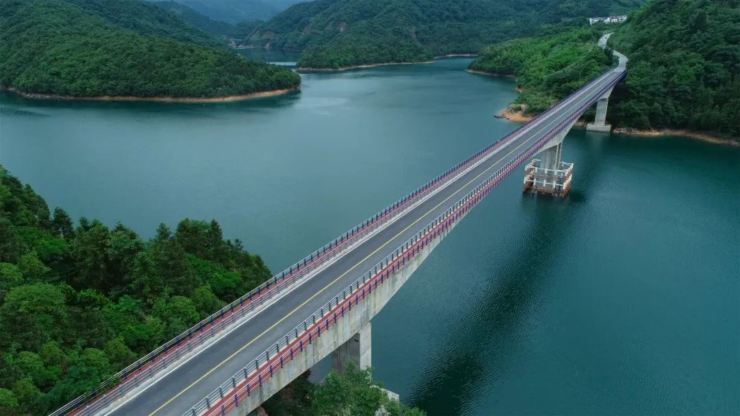 Bridges of Huangshan connect development and scenic view