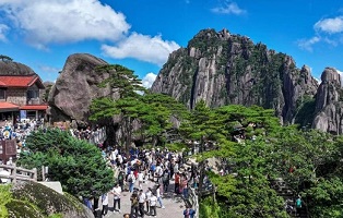 Guardians of Huangshan Mountain: Heroes behind beauty