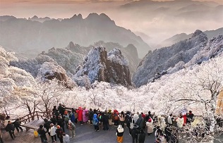 3.3m tourists celebrate Spring Festival in Huangshan