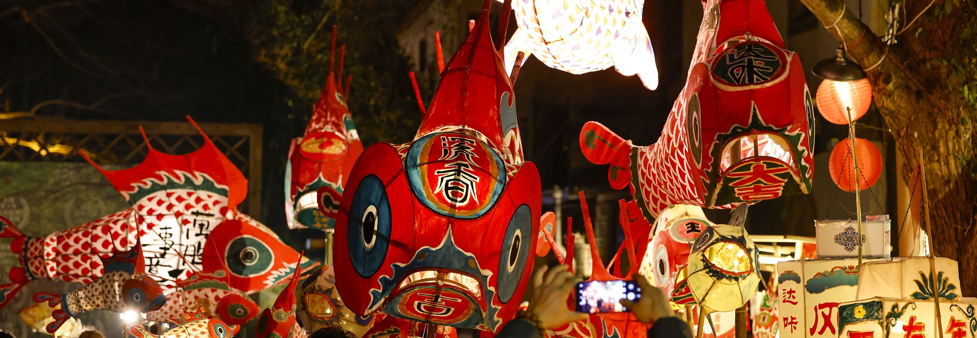 Anhui age-old village spreads fish lantern mania