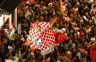 Anhui age-old village spreads fish lantern mania