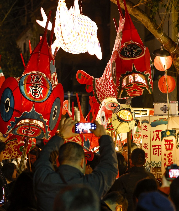 Anhui age-old village spreads fish lantern mania