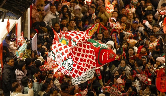 Anhui age-old village spreads fish lantern mania
