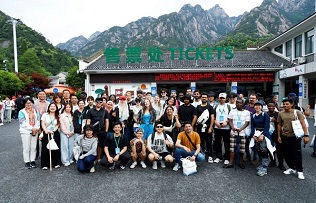 Intl students embark on cultural study tour at Mount Huangshan