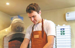 Foreigners shun bright city lights for rural charms