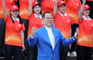 Patriotic song echoes across Mount Huangshan ahead of National Day