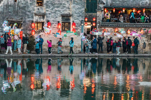 Huangshan hangs lanterns for upcoming Lantern Festival
