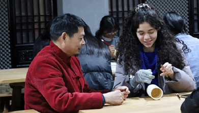 Huizhou bamboo carving captivates intl students