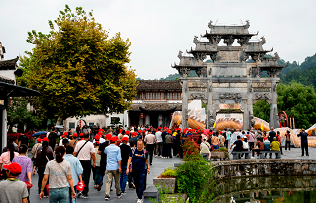 Vietnamese delegation gets immersed in Huizhou culture during visit to Yixian