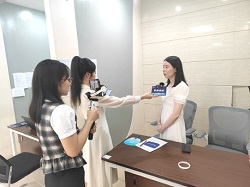 On-site and live broadcasting recruitment promotes employment in Beijing E-Town