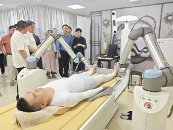 Robot in Beijing E-Town digitalizes traditional Chinese medicine