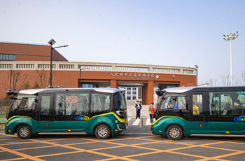 First autonomous driving minibus for teachers launched in Beijing E-Town
