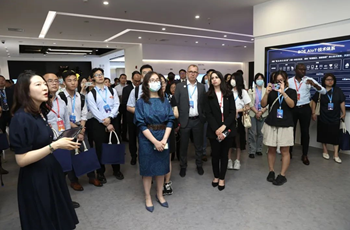 Diplomats, businessmen amazed by Beijing E-Town