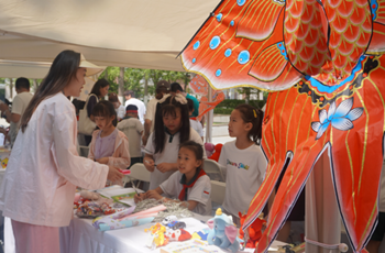 Dragon Boat Festival Market attracts shoppers