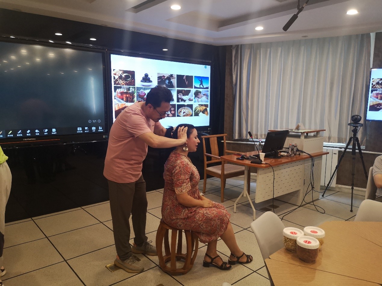 BISU foreign teachers embark on a cultural journey to experience traditional Chinese medicine