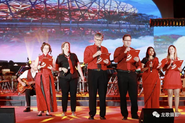 Expats show talents on dinner show1.jpg