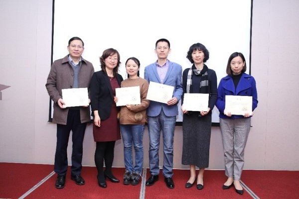 Zhou Hongwen (second from left) poses for a photograph with several committee members at the meeting.jpg