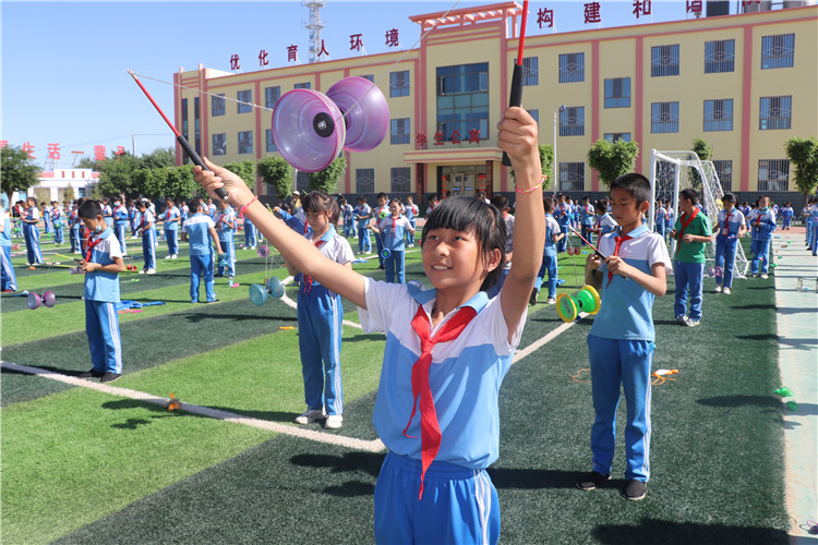 第3部分：三合小学特色活动抖空竹 .jpg