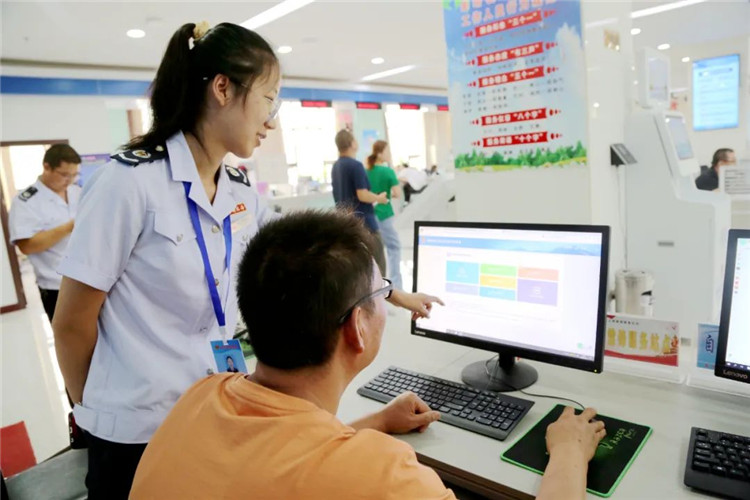 1664524059465039351.jpg 税务人员“一对一”进行精准辅导.jpg