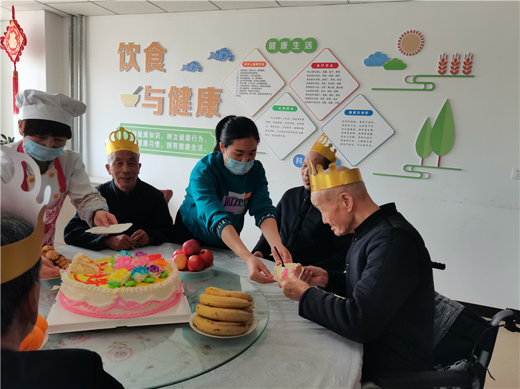 1665222450361084305.jpg 3.养老机构致力于改善老人生活水平,通过常态化开展文娱活动、过集体生日等方式,丰富老人日常生活,让他们感受到满满的幸福感和归属感。.jpg