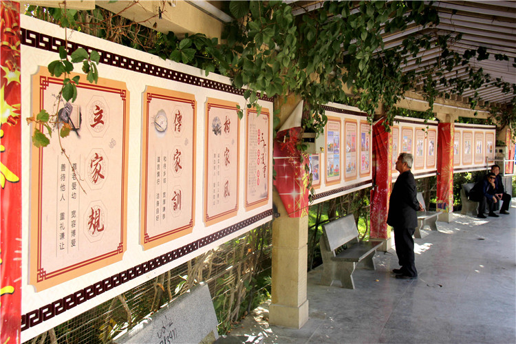 1665714512059018893.jpg 2.“好家风,好家训”宣传长廊.jpg