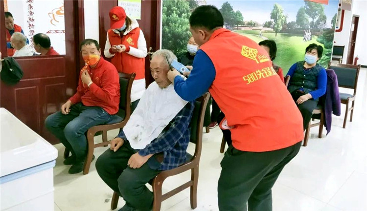 1666344254952001201.jpg 为城区老人理发.jpg