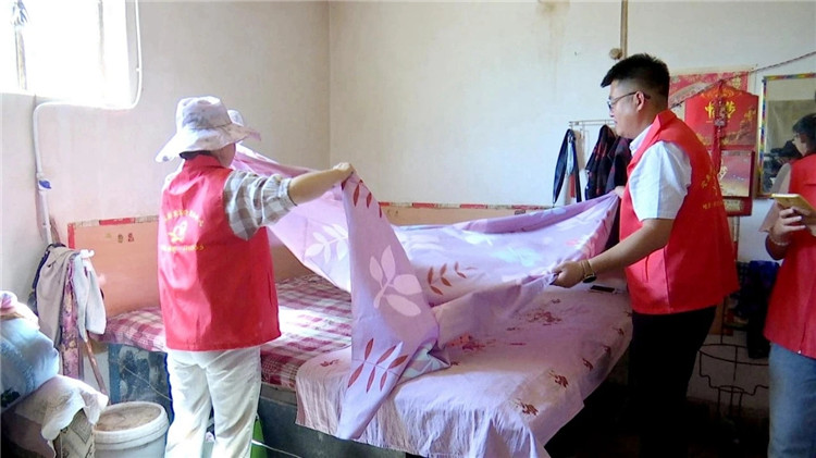 1666344279047065690.jpg 为农村独居老人打扫卫生.jpg