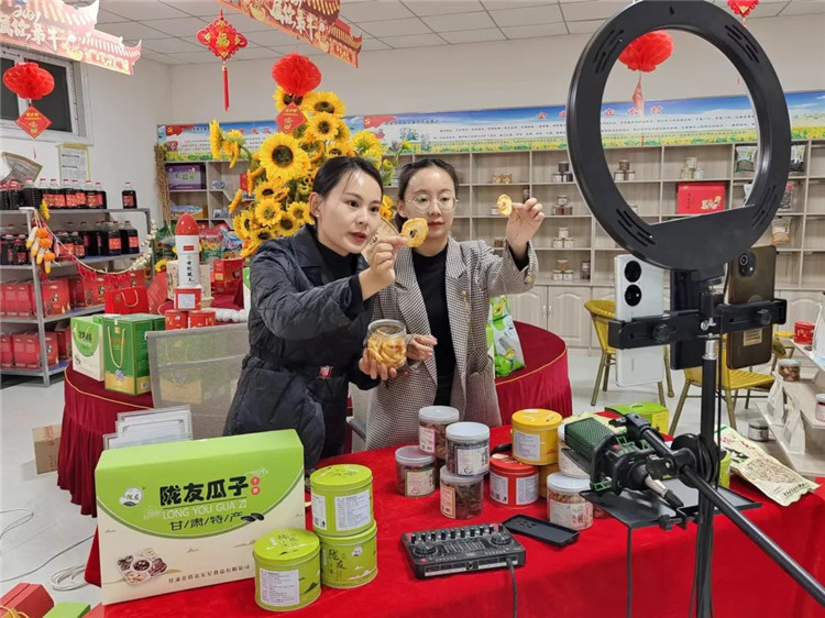 1670836701229017590.jpg 3.特产直播.jpg