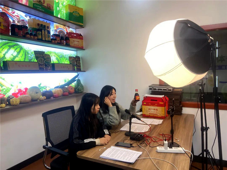 1682501322267011928.jpg “网红”正在直播带货——黑醋.jpg