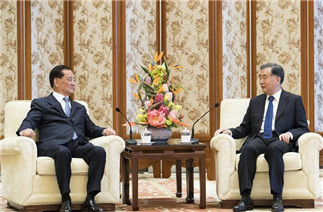 Wang Yang meets with Taiwan delegation led by Lien Chan