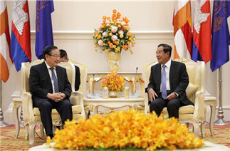 Vice-chairman of CPPCC National Committee meets with Cambodian PM in Phnom Penh