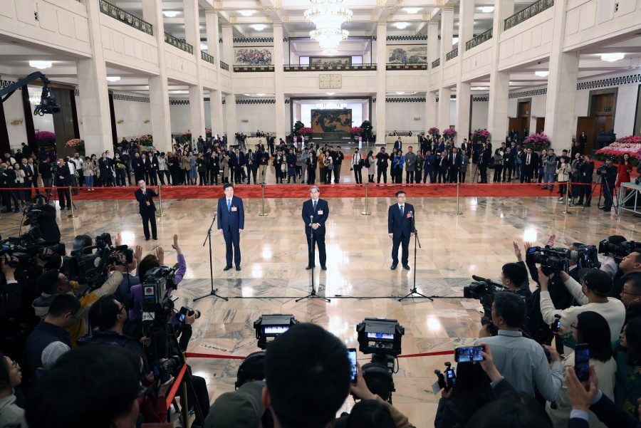 CPPCC members attend group interview ahead of CPPCC annual session